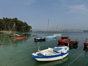 Marea alta en la Ría de Arousa durante las mareas vivas en Galicia