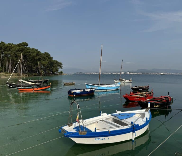 Marea alta en la Ría de Arousa durante las mareas vivas en Galicia