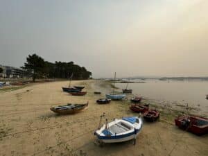 Marea baja en la Ría de Arousa con cielo nublado por el humo de los incendios en Portugal durante las mareas vivas en Galicia