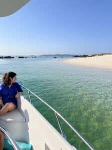 Chica disfrutando del paisaje desde el barco en la Isla de Areoso