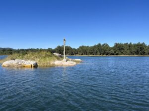 Cruceiro en el Río Ulla, parte del vía crucis marítimo-fluvial de la Ruta Traslatio